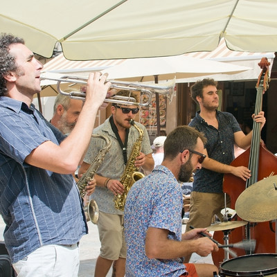 Live vs. DJ vs. Acoustic: Choosing the Right Sound for Your Wedding
